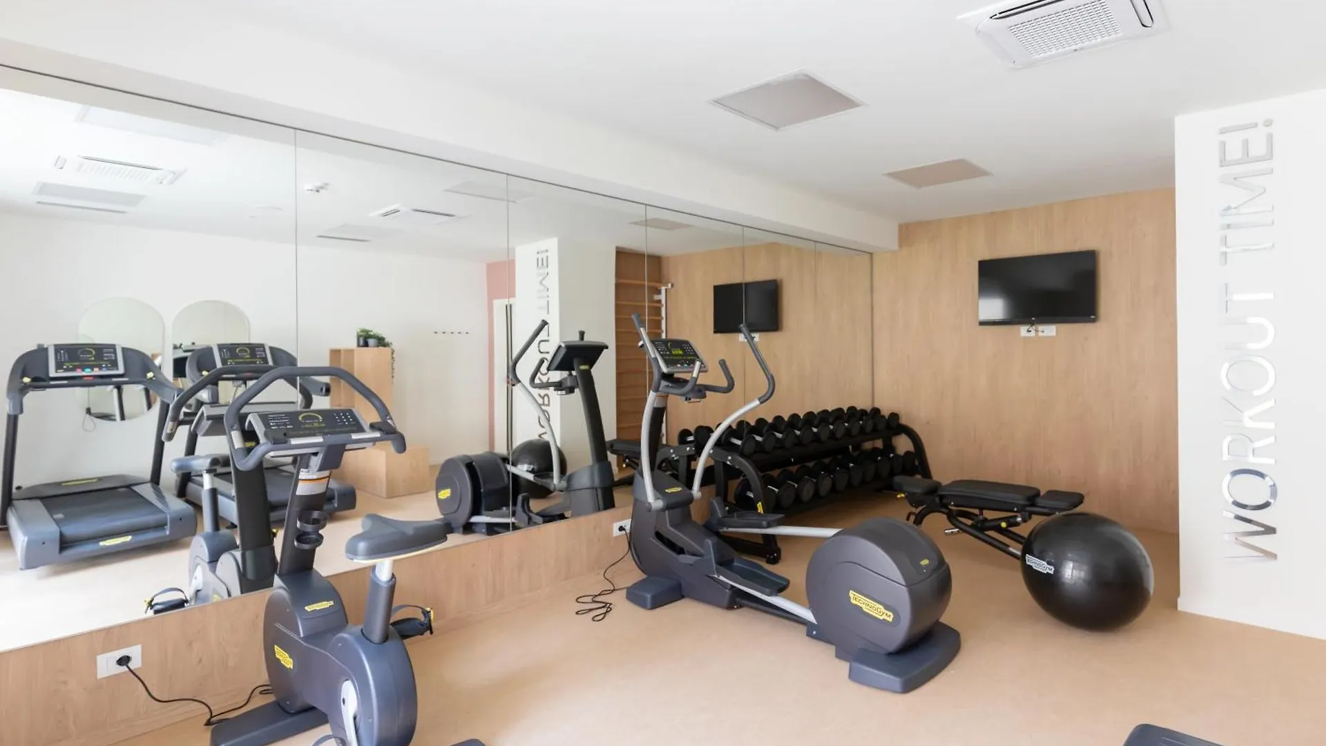 Well-Located Campus Rooms Near City Park Milan Apartment